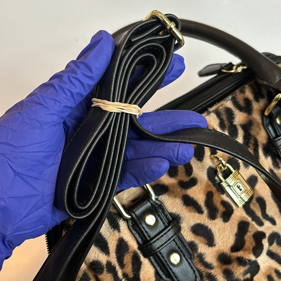Cheetah print and faux leather handbag with shoulder bag option. - Picture 11 of 11
